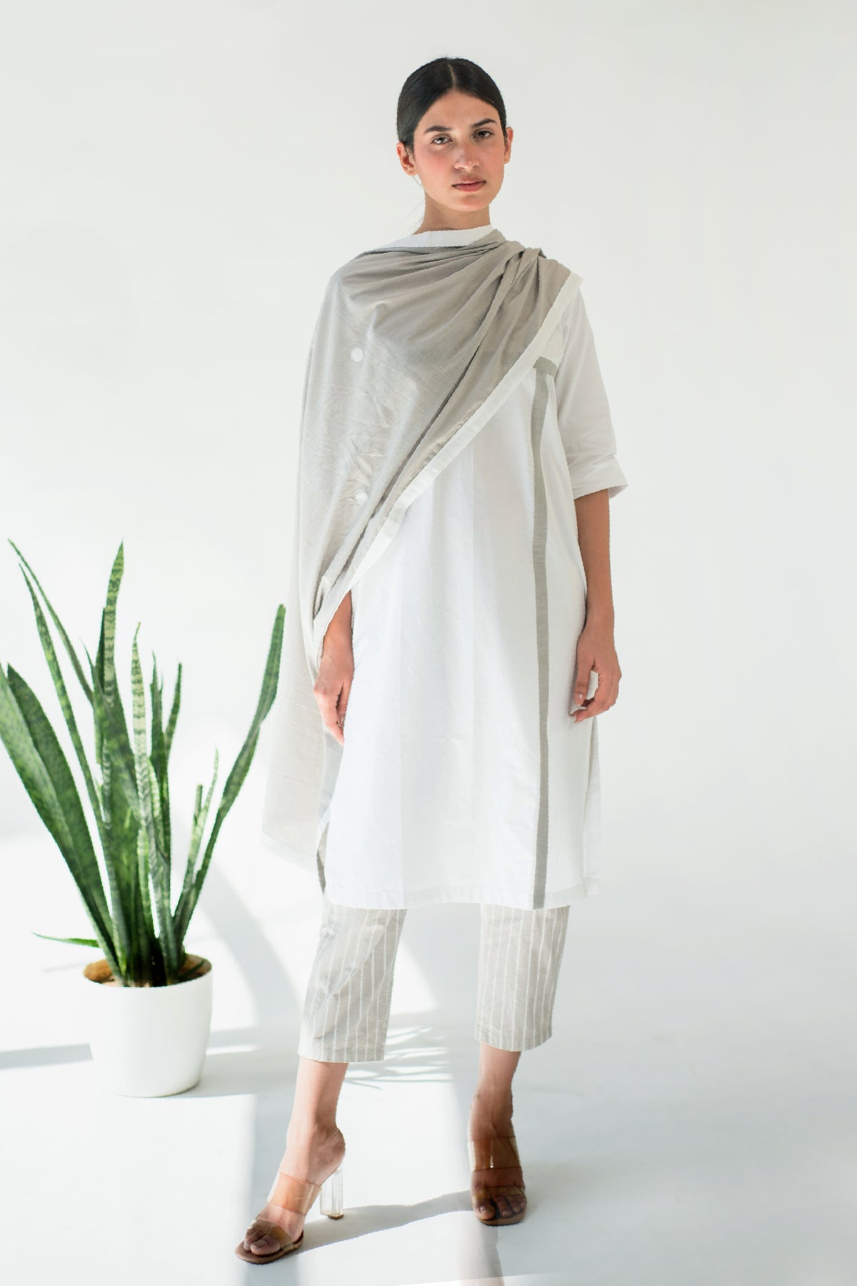 White Applique Kurta With Pant And Stole