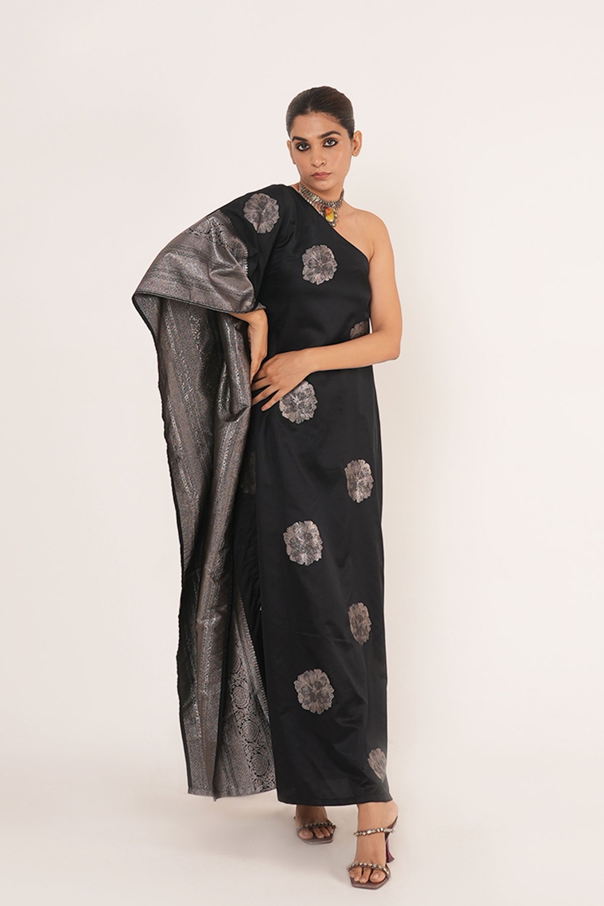 Gul Kaftan in Black