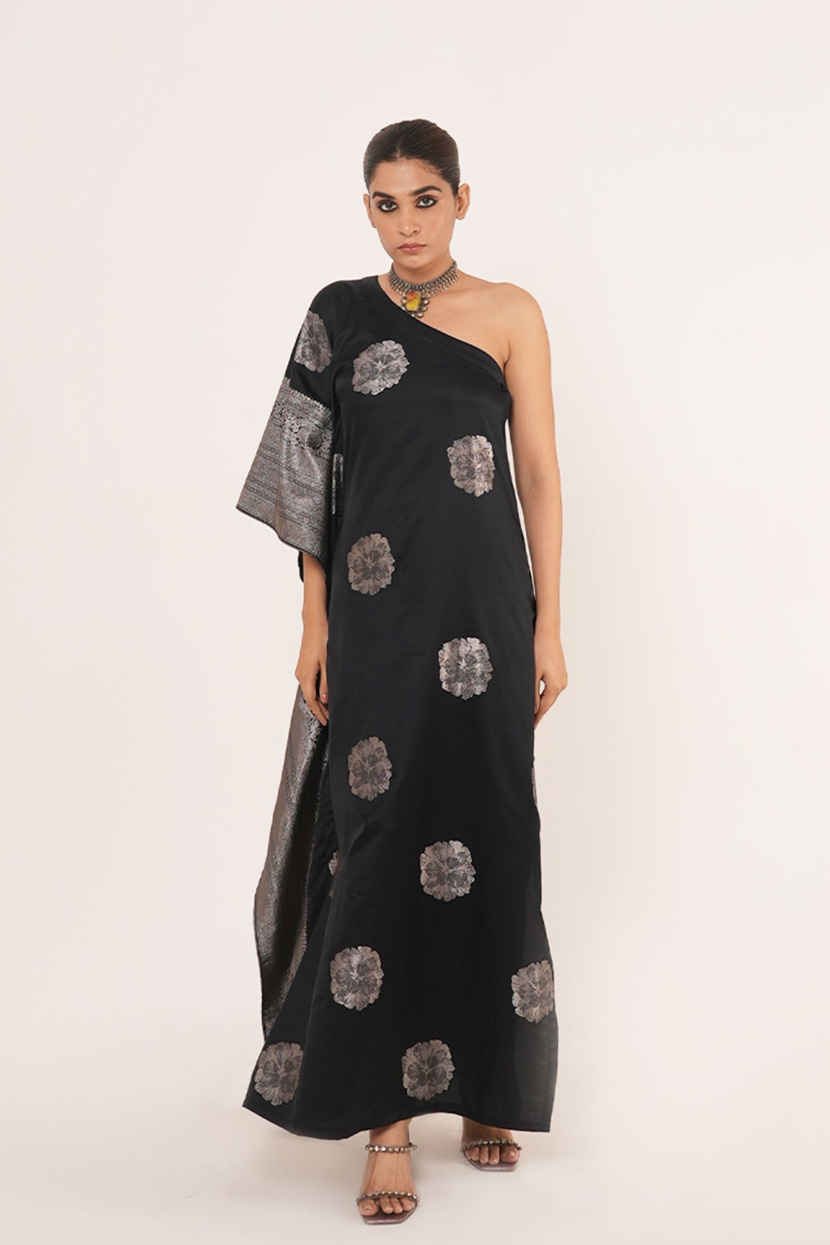 Gul Kaftan in Black