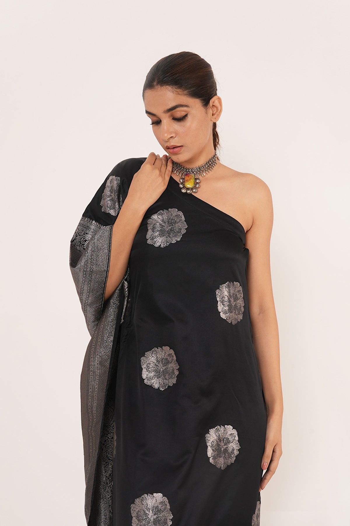 Gul Kaftan in Black