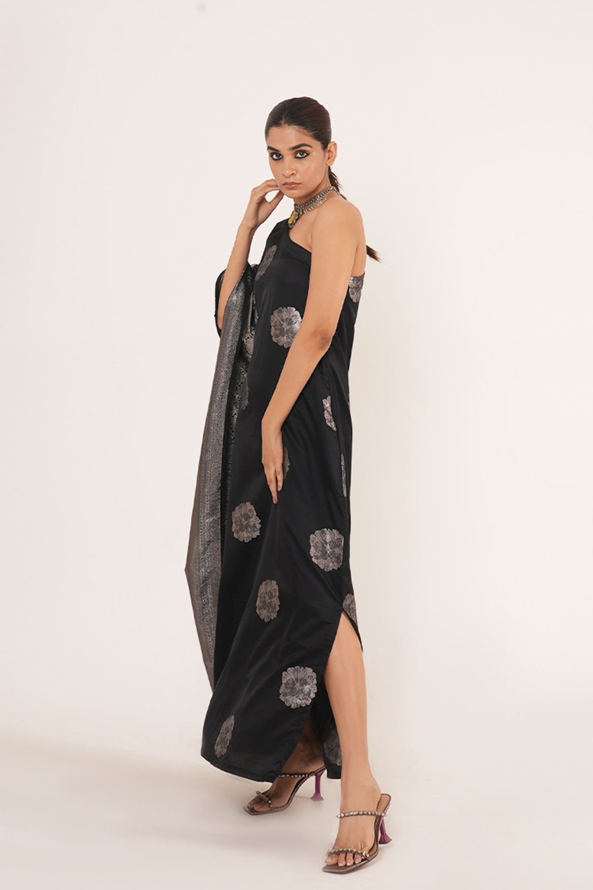 Gul Kaftan in Black