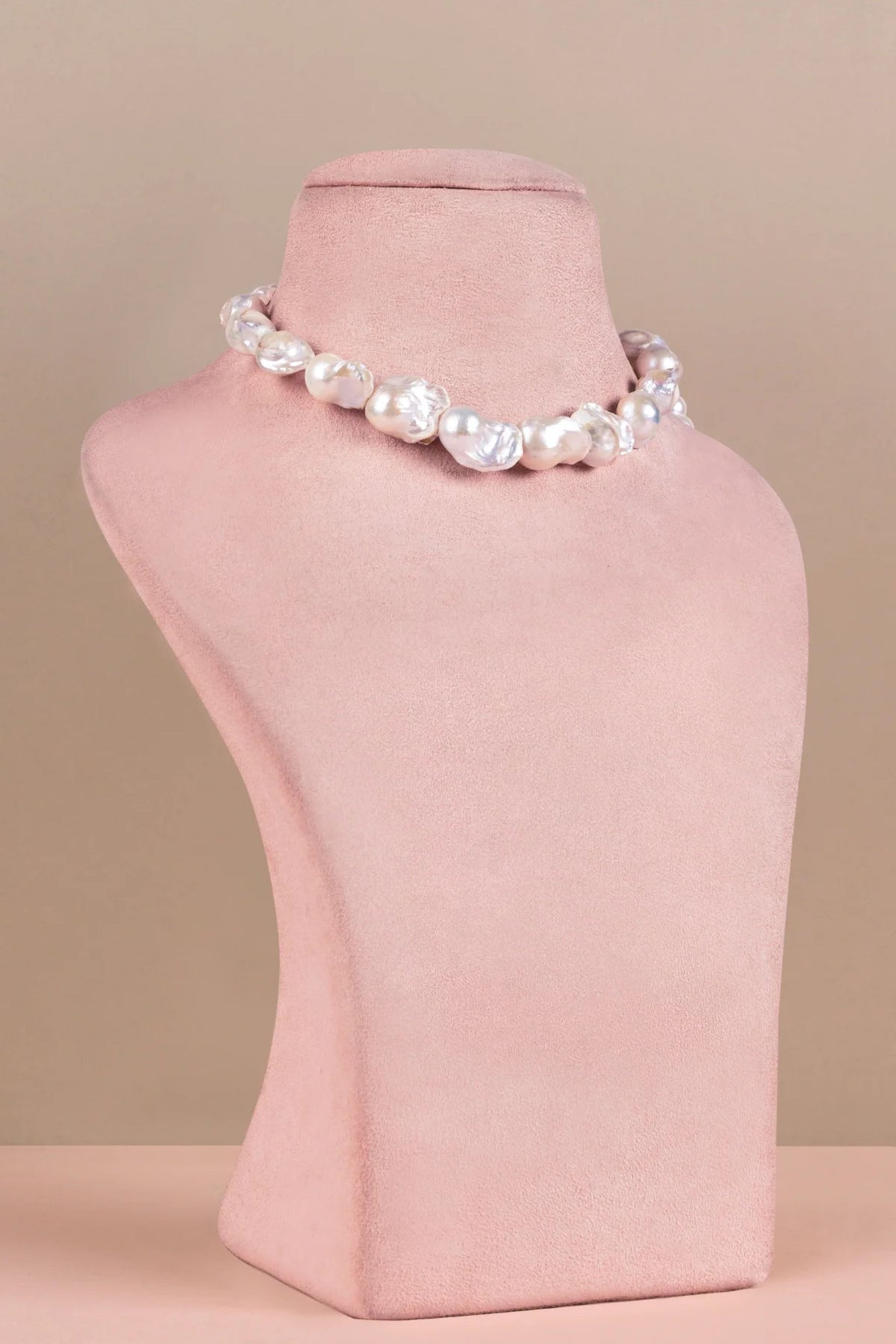 White Single Baroque Choker Necklace