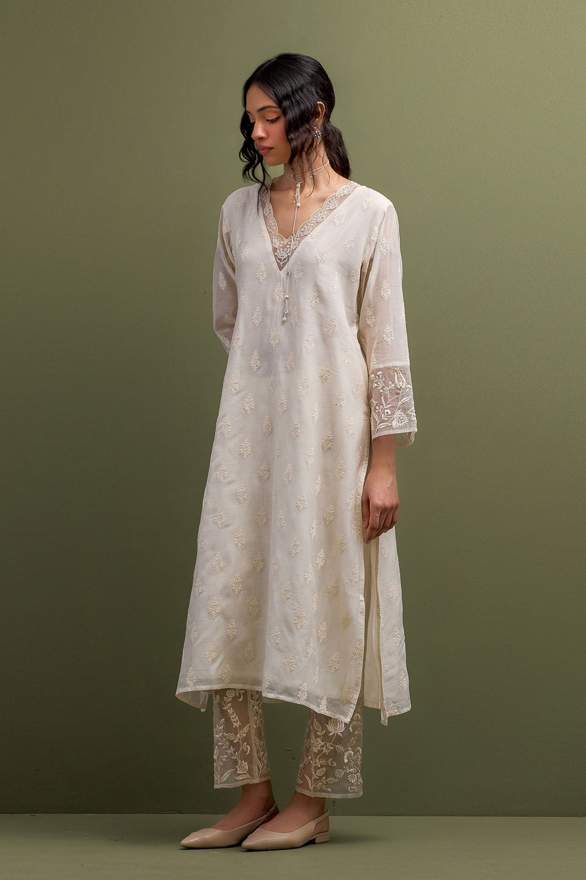 Ivory V Scalloped Neck Kurta Set