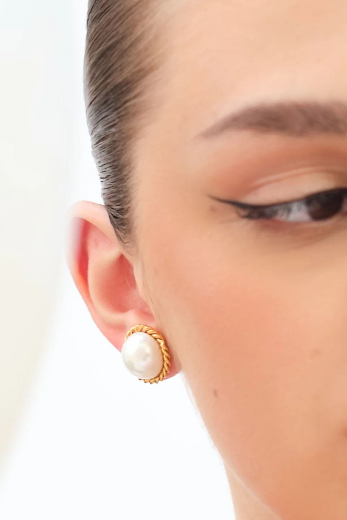 White 14mm Senora Studs Earring