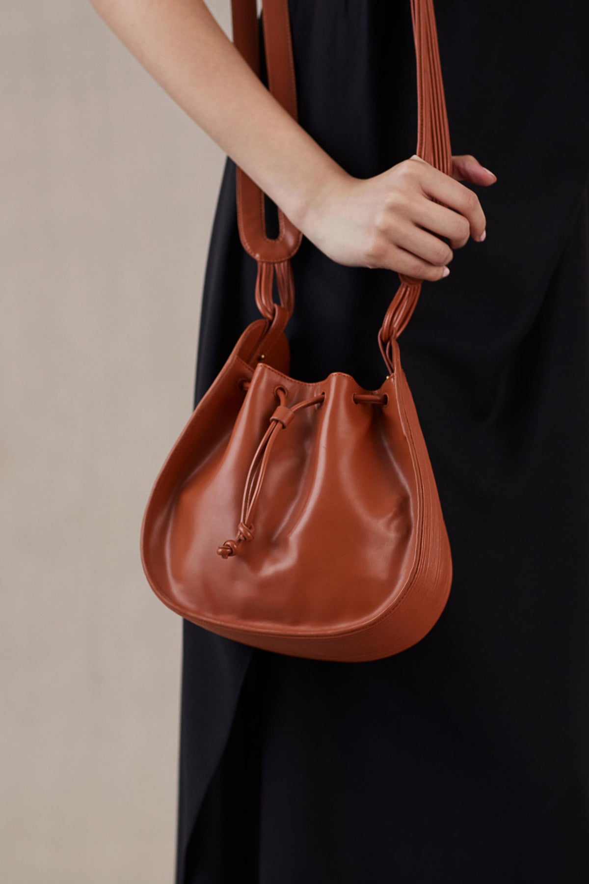 Tan razia bucket bag