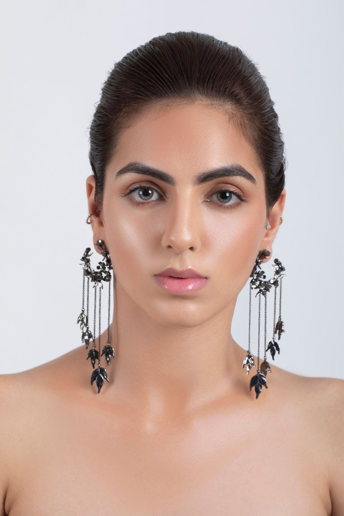 Gun metal wreath of eros earrings