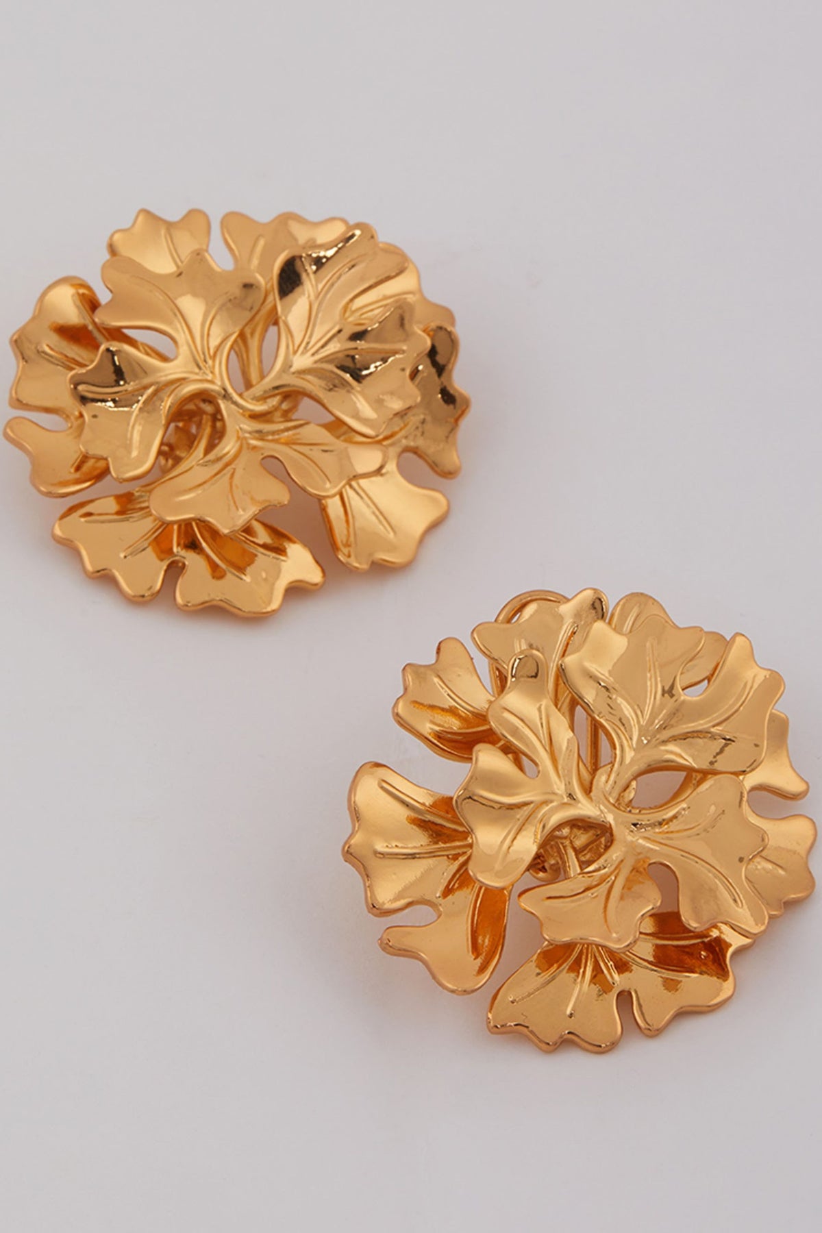 Yellow gold bellis earrings