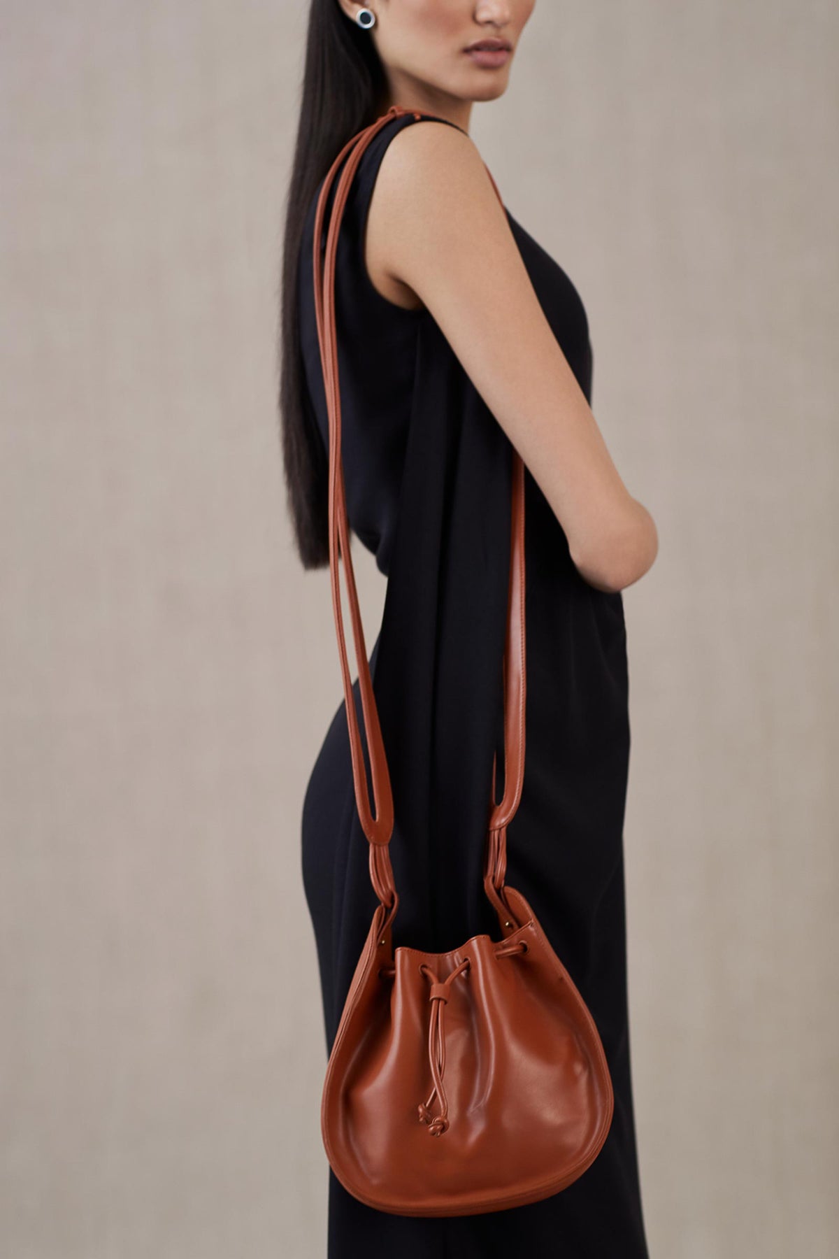 Tan razia bucket bag