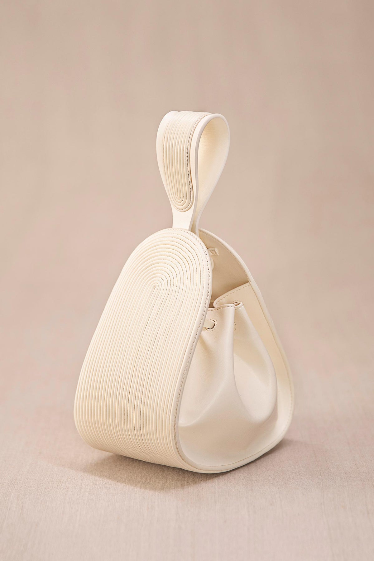 Ivory n��sara bucket bag