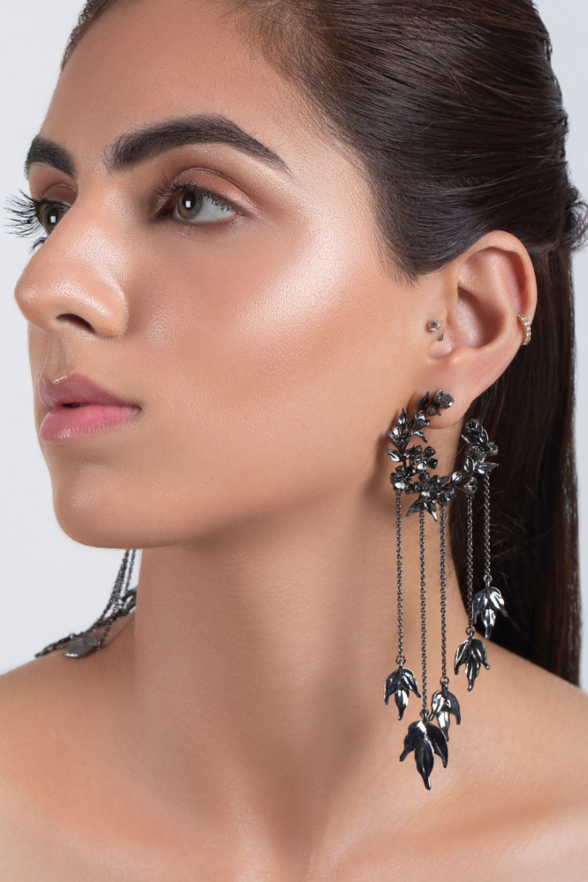 Gun metal wreath of eros earrings