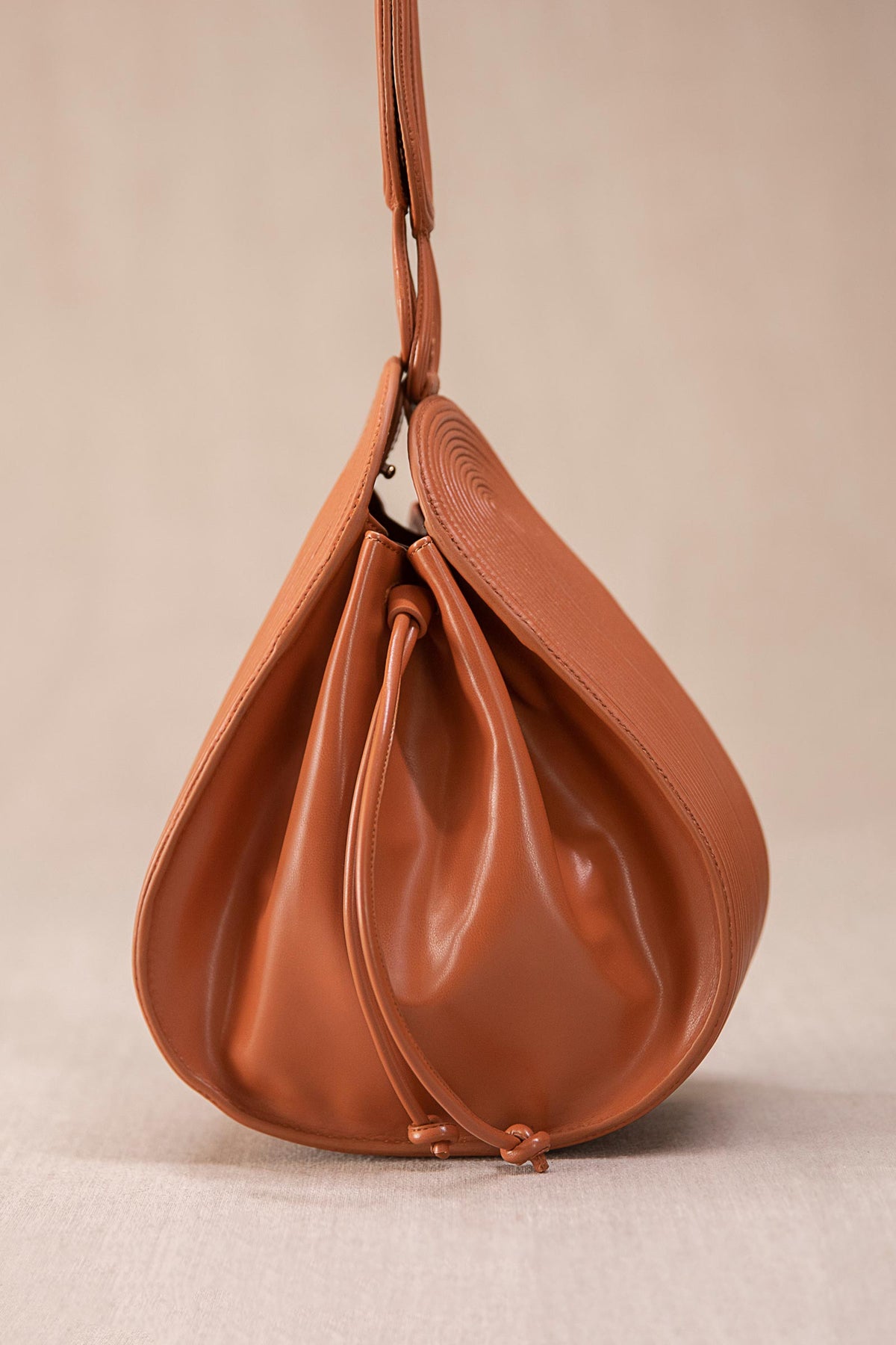 Tan razia bucket bag