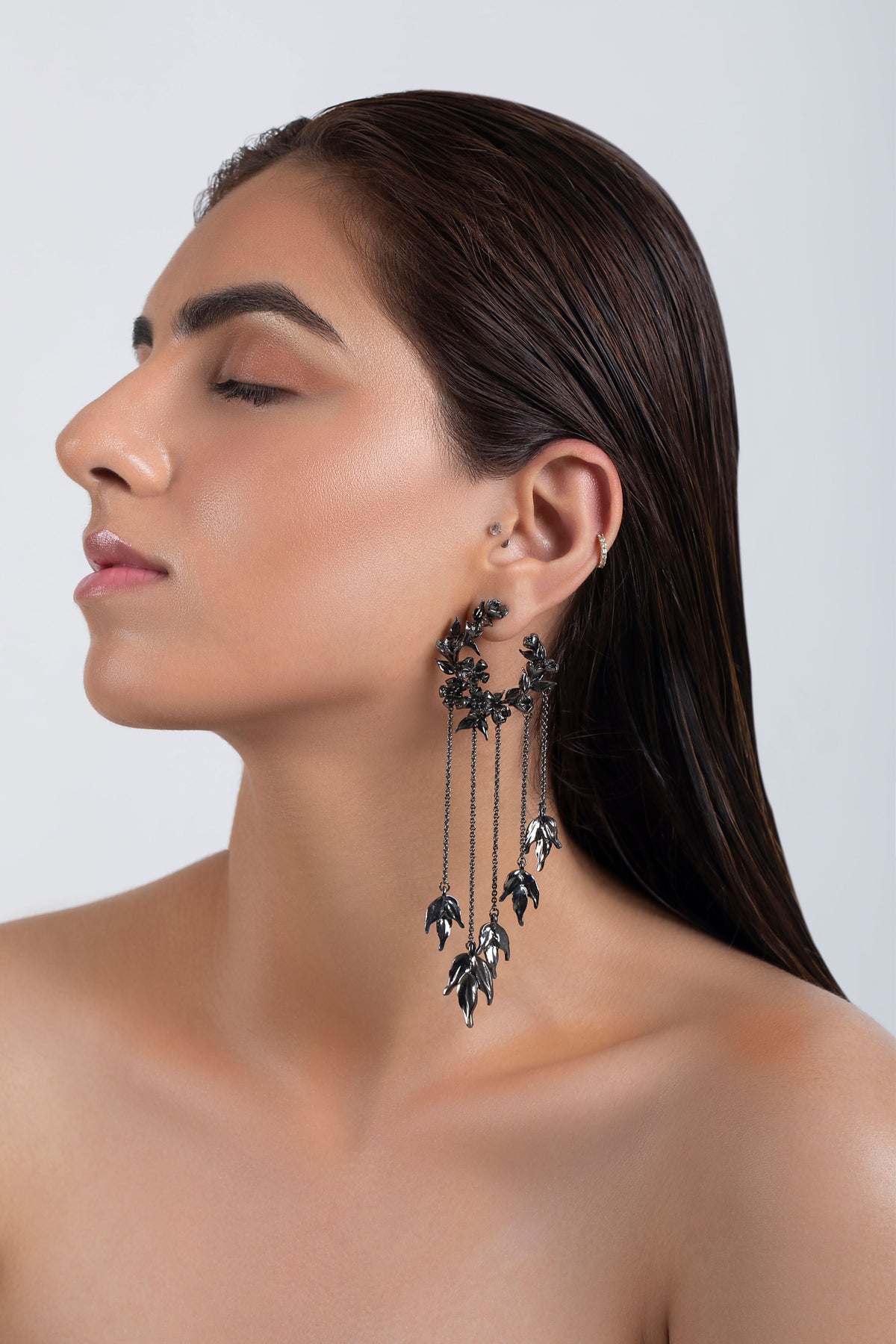 Gun metal wreath of eros earrings