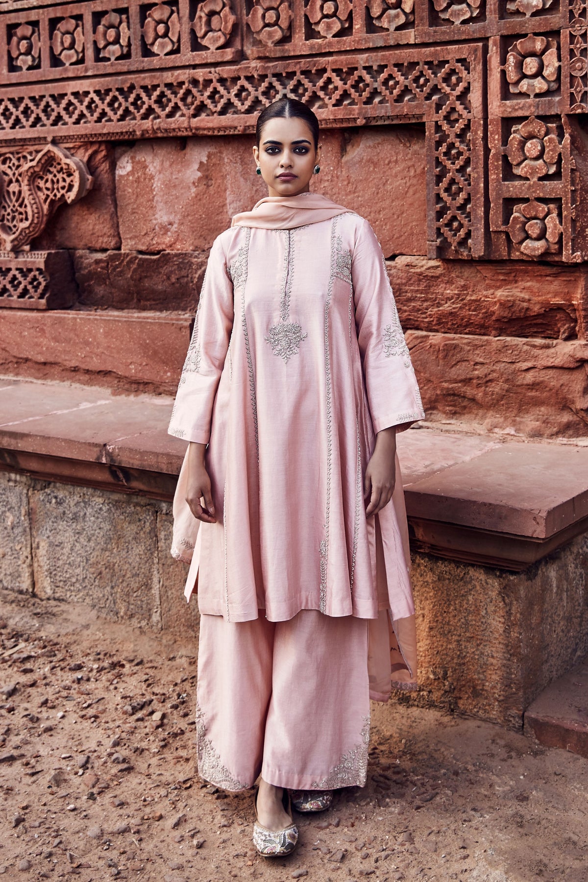 The Kachi Kora Dori Gulabi Kurta Set