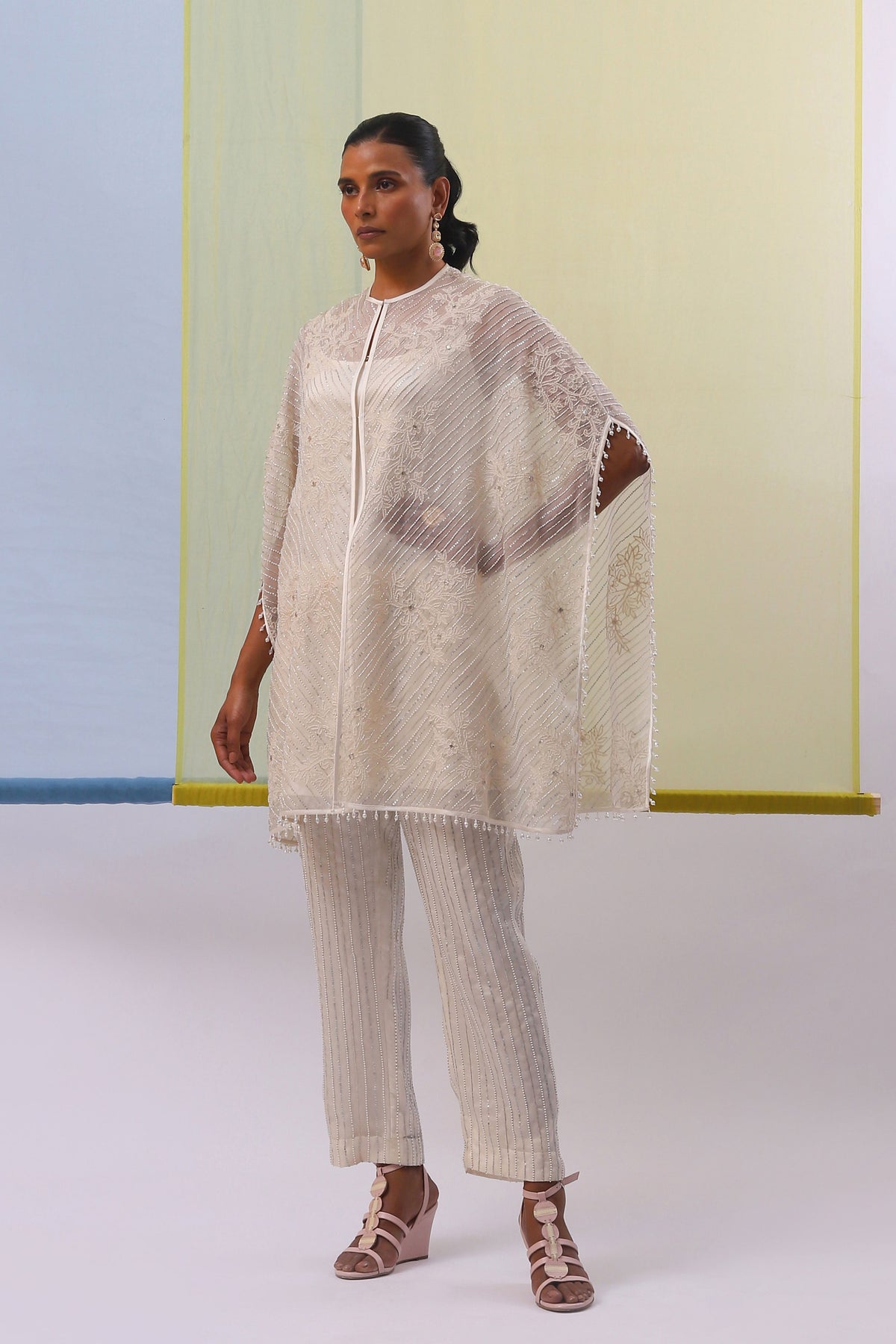 Maavi Offwhite Cape Set