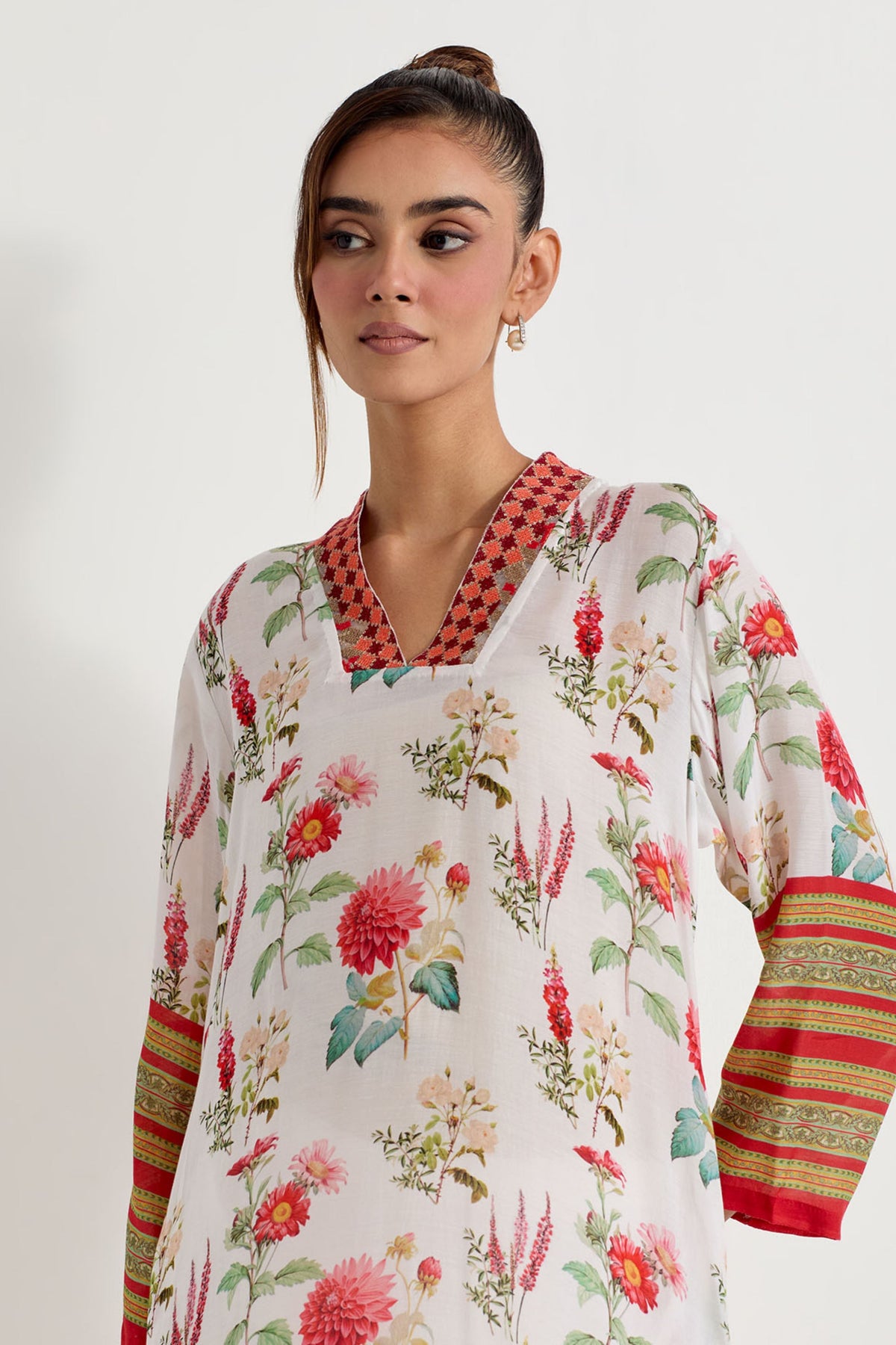 Daisy Embroidered Kurta Set