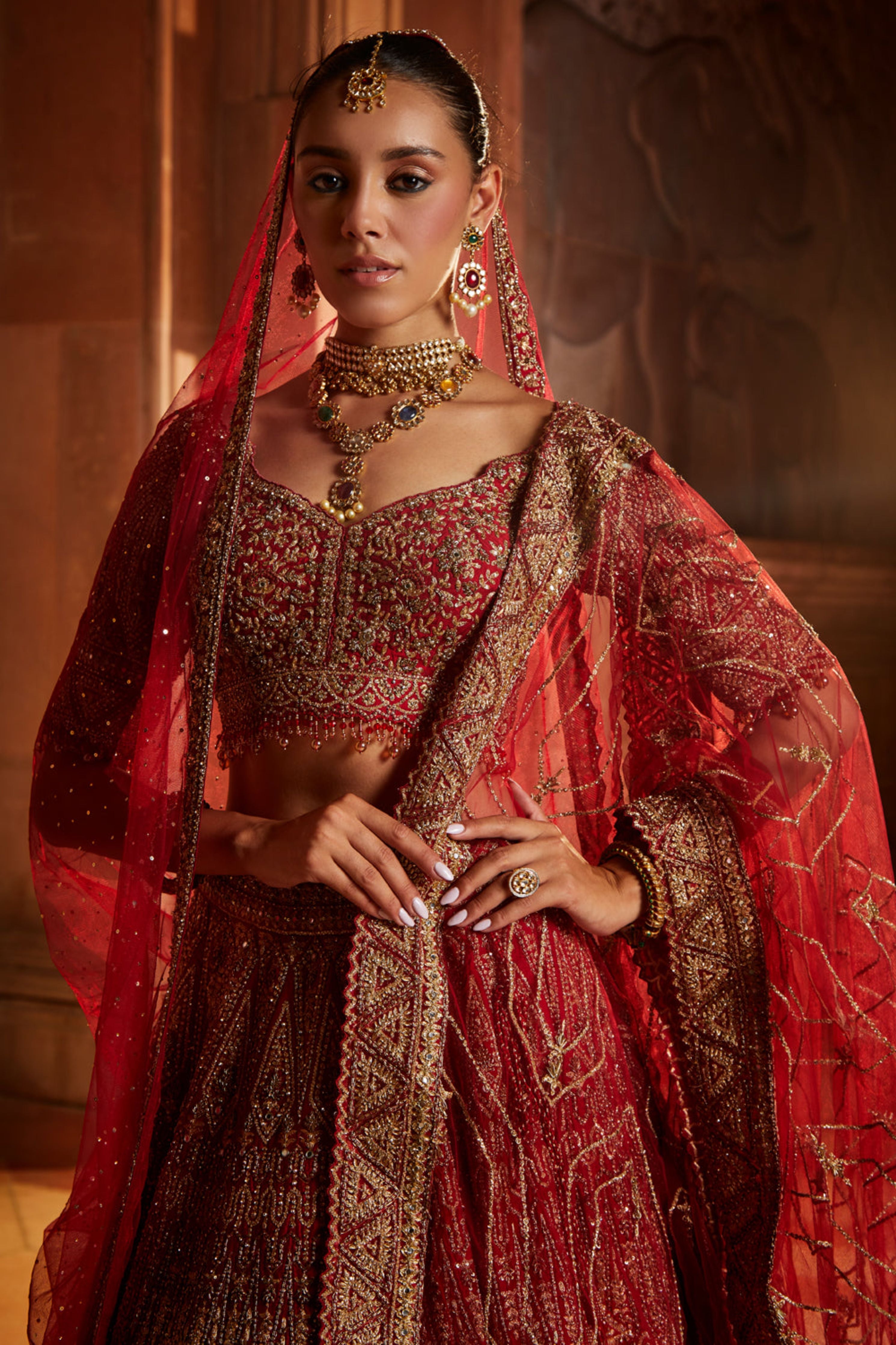 Love the Pakeeza-Style Dupatta Setting 😍 Signature Barat Makeup 💄 Look at  the champagne eyes with dramat… | Dupatta setting, Pakistani bridal wear,  Makeup looks