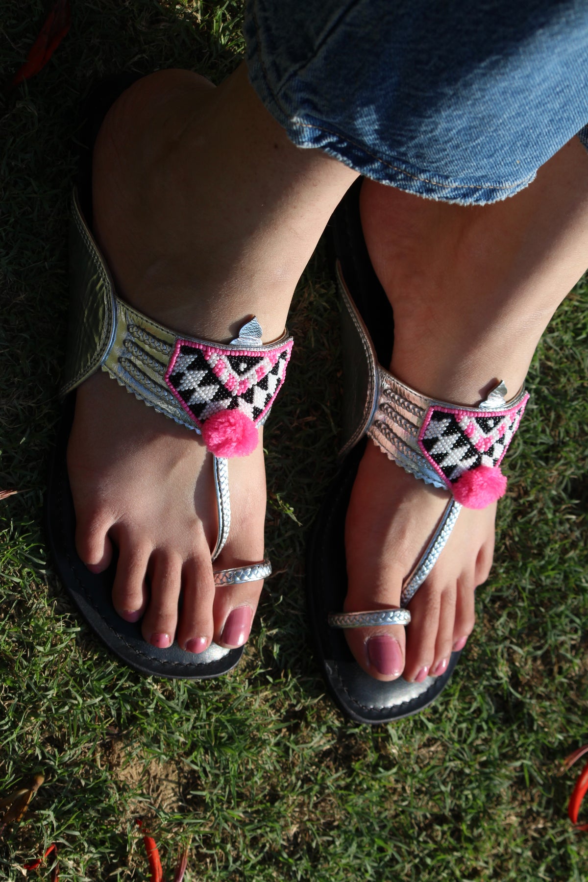 silver kohlapuri embroidered sandals