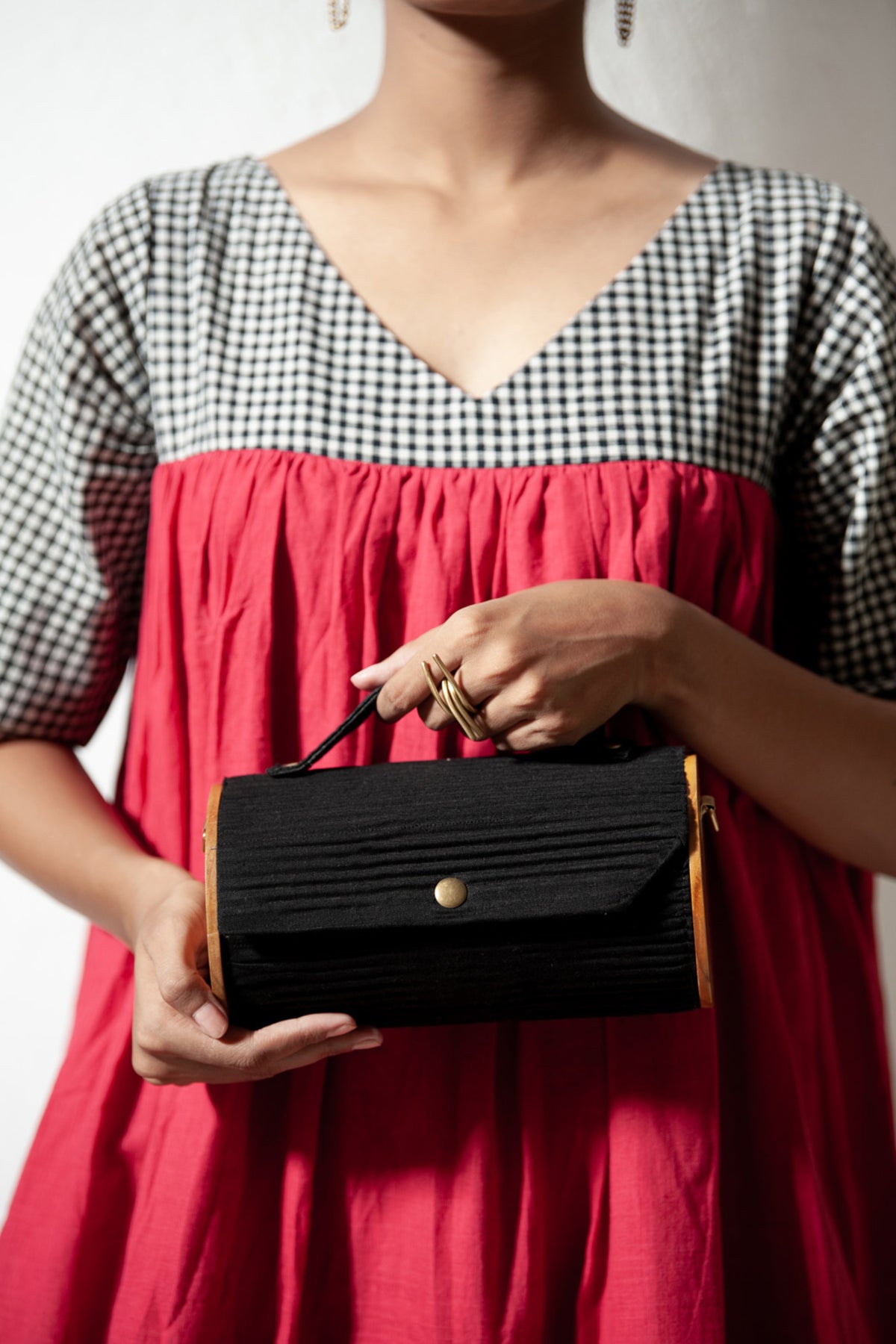 Sweet Pea &amp; Solid Black Round Clutch - Changeable Sleeve