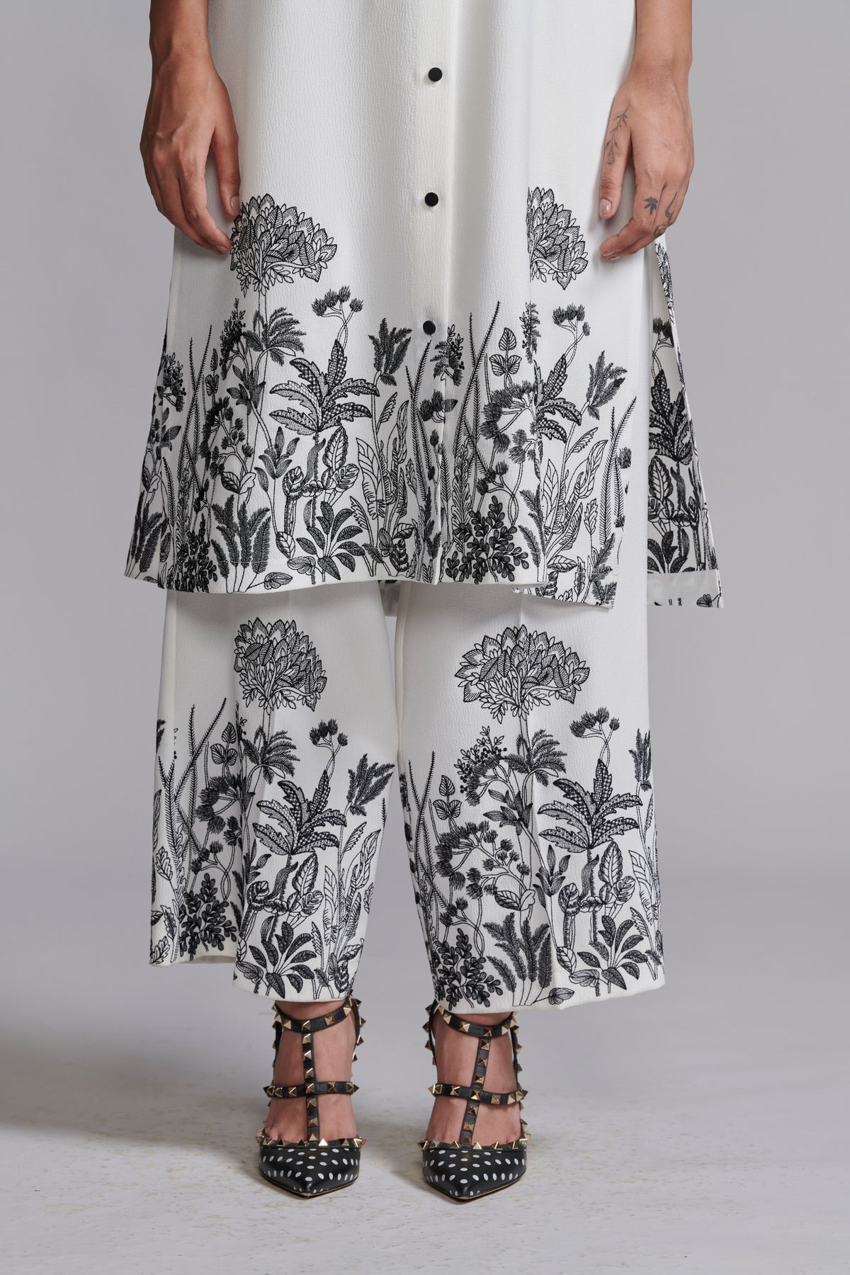 Outline Embroidered Pant